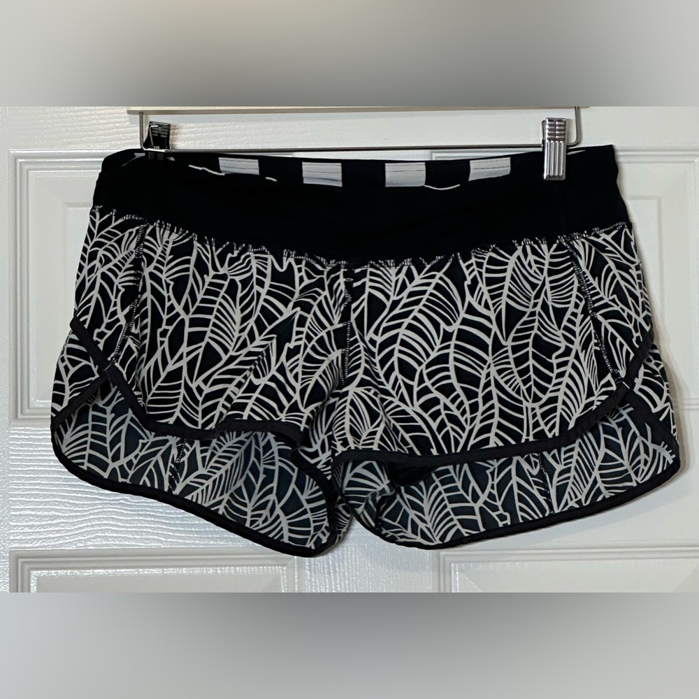 Lululemon Run SPEED Up SHORTS Black White LEAF Print Swift Luxtreme Size 8